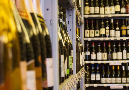 Gli scaffali dei vini
